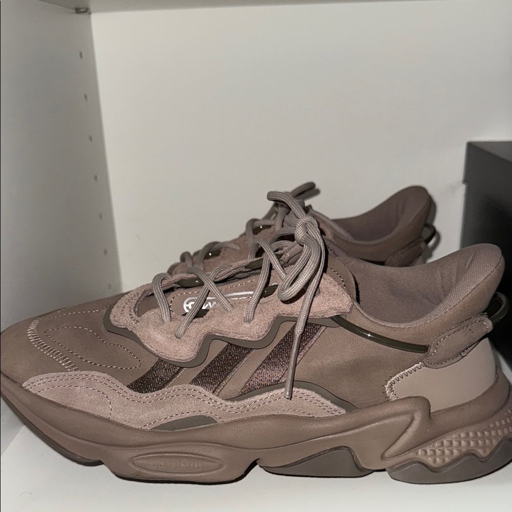 Adidas Oswego Sneaker women’s size 9